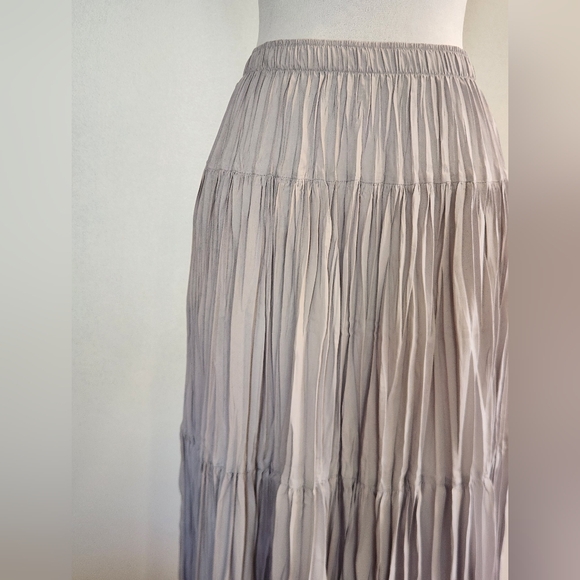 || MDRN || brand skirt, silver gray, maxi, pleated, elastic waist, tiered - Picture 2 of 5